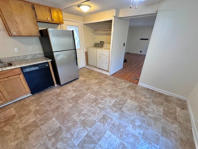 Building Photo - 3 Bedrooms, 2 Bathroom - House in East Rome!