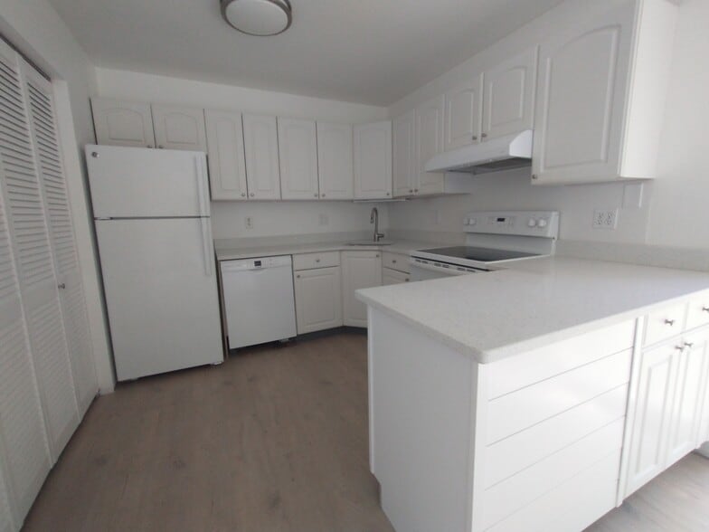 Kitchen - 211 Ash Ln