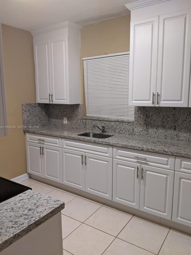 Building Photo - 928 SW 8th Ave