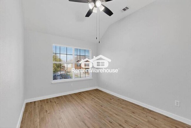 Building Photo - MOVE IN READY Denton Home