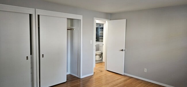 Building Photo - 3 bedroom Ramble House in Manette- Hardwood and Fireplace!