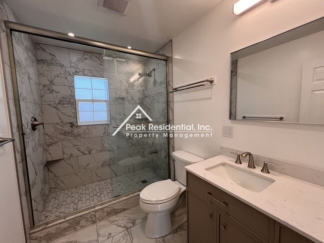 Building Photo - Updated Sacramento 2bd/1ba House Near UCD!