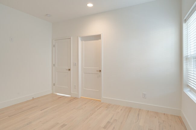 Building Photo - 405 Marshall St
