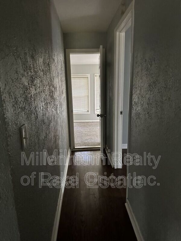 Building Photo - 260 W Longfellow Ave