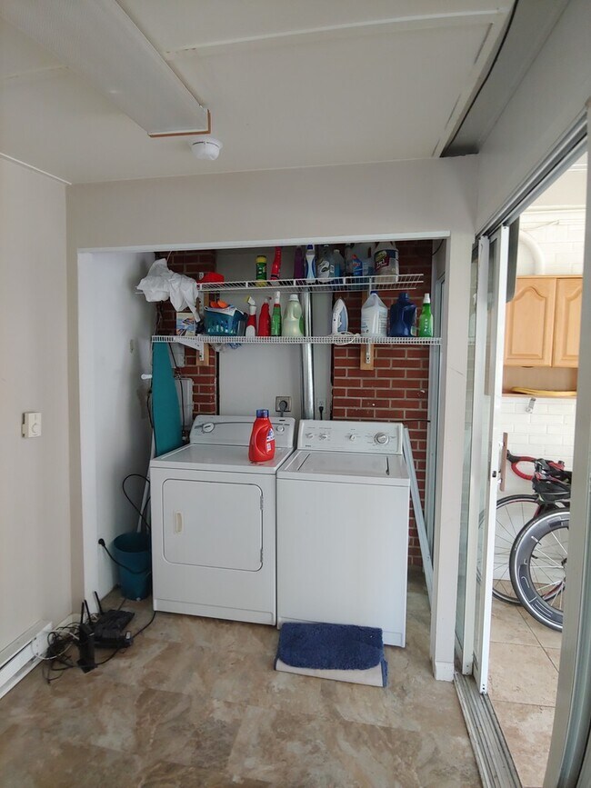 Building Photo - Must See 5 Bed/3 Bathroom East Boulder Home - Available August 7th!
