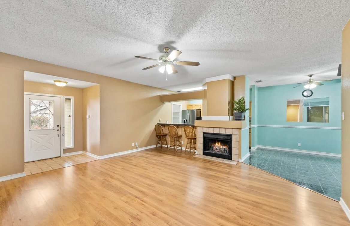 Building Photo - 9135 Deer Vlg