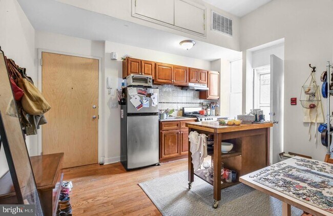 Building Photo - 3017 W Girard Ave