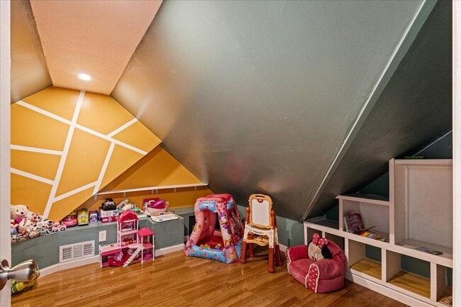 Building Photo - 2044 Shoreline Dr