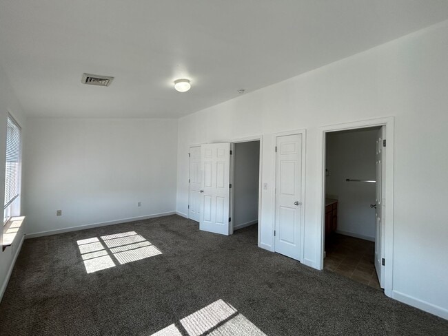 Building Photo - 3 Bedroom / 2.5 Bathroom Townhouse in SW R...