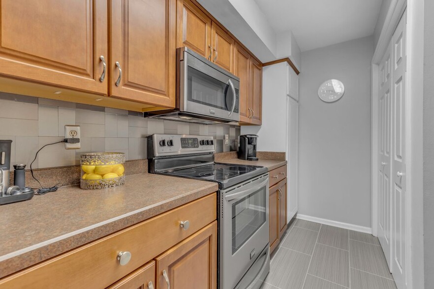 Building Photo - 283 Hillsboro Pl