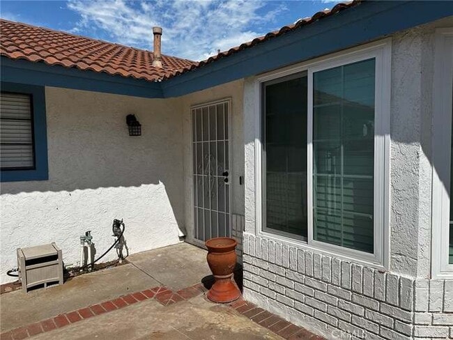 Building Photo - 39534 Long Ridge Dr