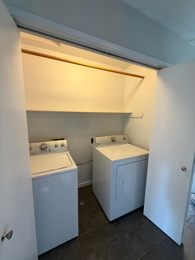 Building Photo - Charming 3 bedroom 2 bathroom home located in Lemoore