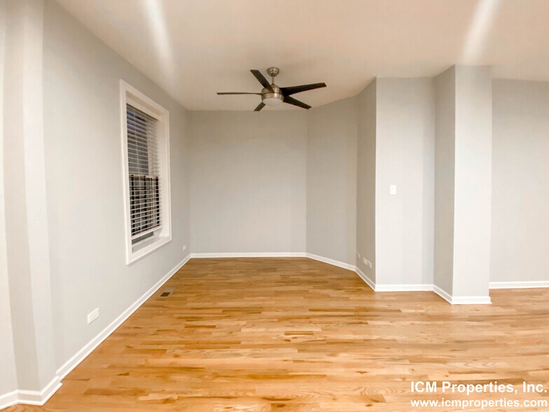 Building Photo - 2452 N Southport Ave