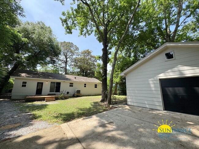 Building Photo - Fully renovated 3 Bedroom Home in Fort Wal...