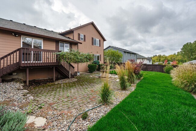Building Photo - 3 Bedroom 2.5 Bath with workshop and fence...