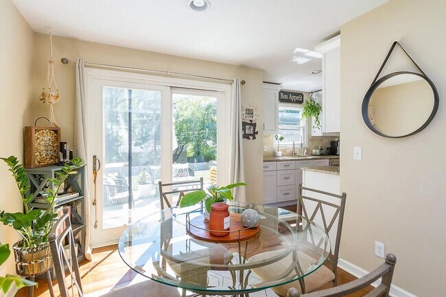 Building Photo - Gorgeous 3 Bedroom 2 Bathroom in Prairie V...
