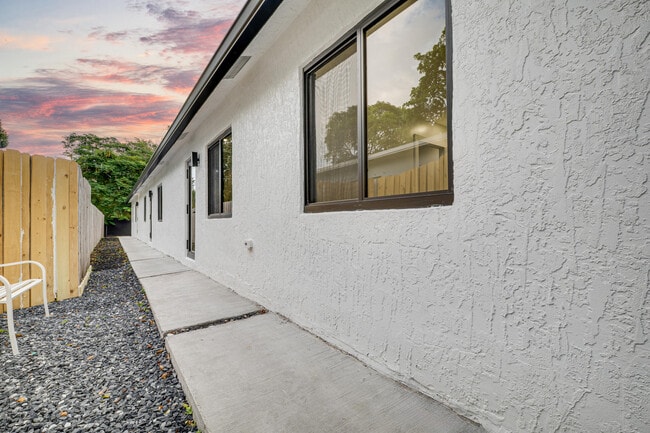 Building Photo - 1126 NW 4th Ave