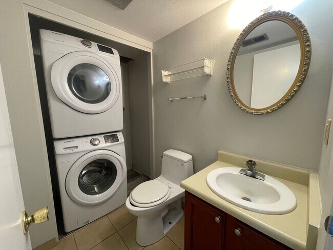 Building Photo - Charming 2-Bed, 2-Bath Condo in Prime Loca...