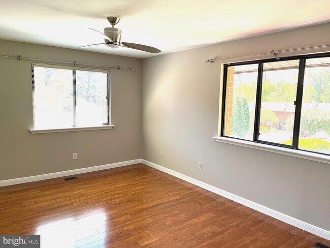 Building Photo - 306 Worthington Dr