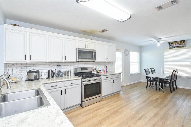 Building Photo - 20418 Linden Tree Dr