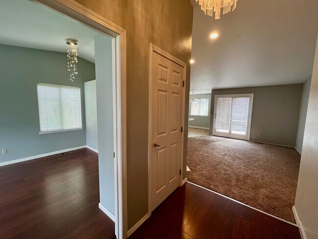 Building Photo - 10627 W Richey Dr