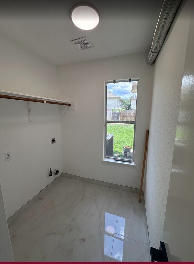 Building Photo - 9611 Rads Point