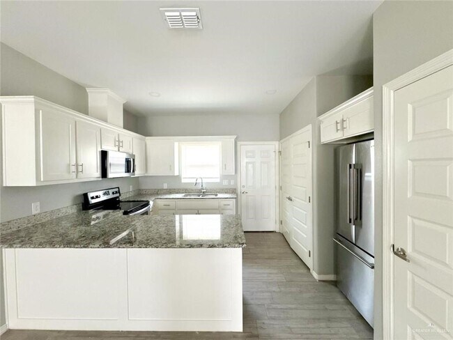 Building Photo - 13 Red Bud Dr