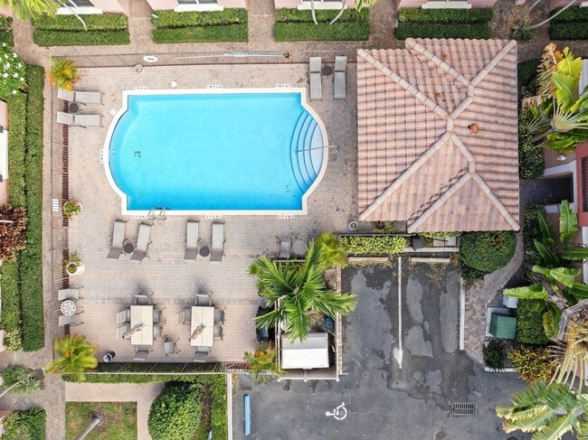 Building Photo - 1033 NE 17th Way