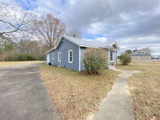 Building Photo - 2245 Chalmers Dr