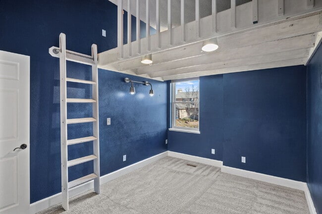 Building Photo - Beautiful 4 Bedroom Home with Backyard The...