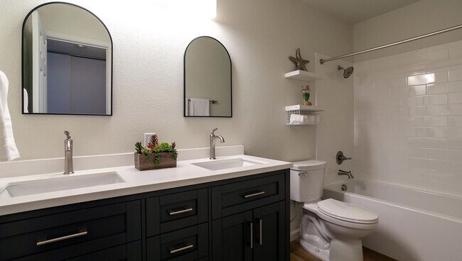 Building Photo - Beautiful Updated 2 Bed 1 Bath Condo by Fo...