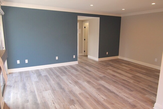 Building Photo - 1450 S Bundy Dr