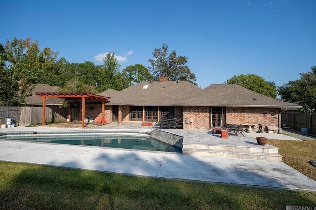 Building Photo - 3736 Sessions Dr