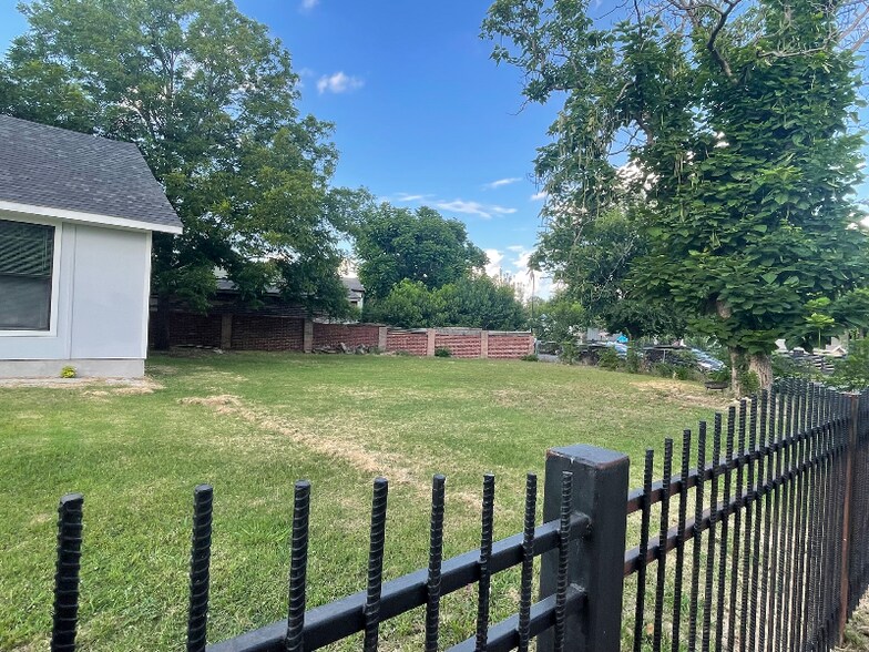 Building Photo - 2631 Canary Dr