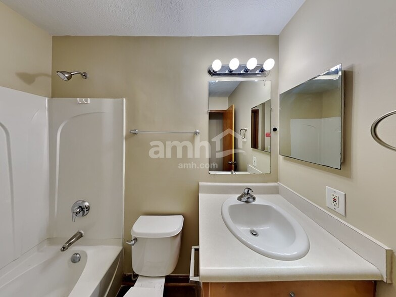 Building Photo - 5923 Aquamarine Dr