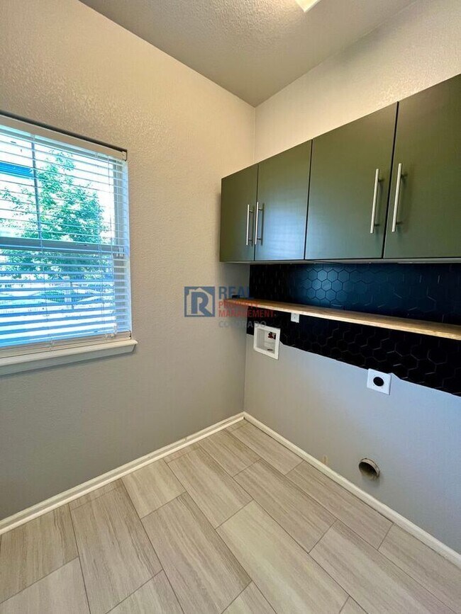 Building Photo - 8231 Longleaf Ln