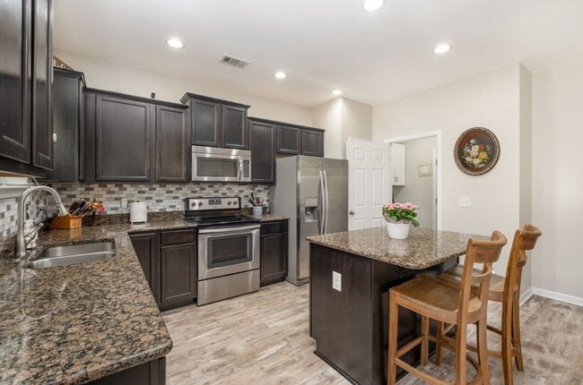 Building Photo - Rent this beautiful 4-bedroom, 3-bathroom ...