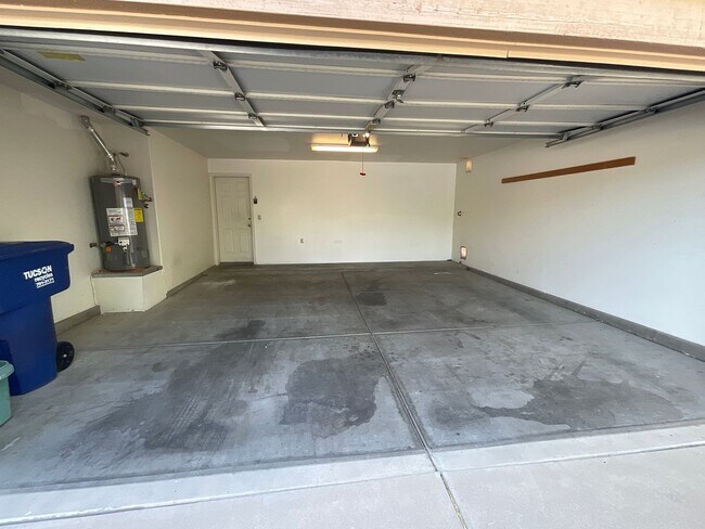 Building Photo - Great eastside location on cul-de-sac lock...