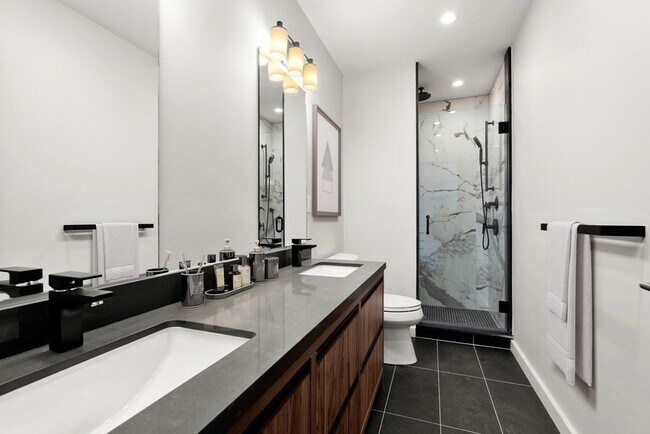 Building Photo - 537 E 2nd St