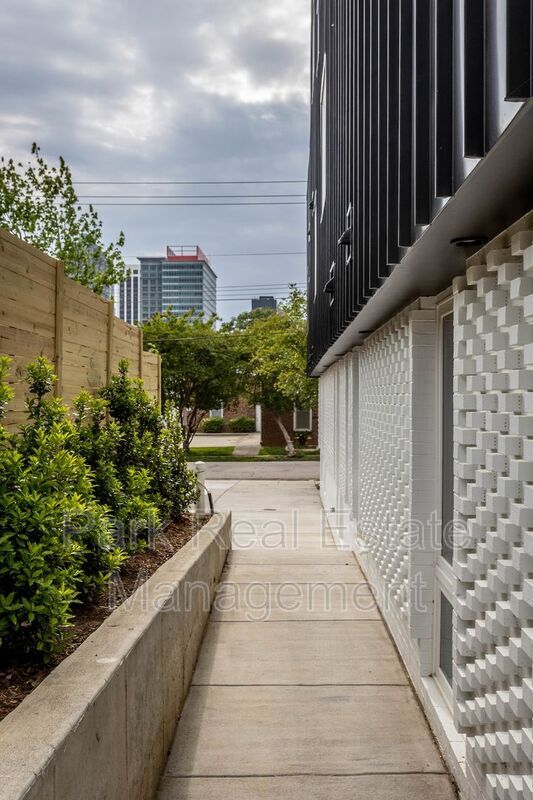 Building Photo - 323 S East St