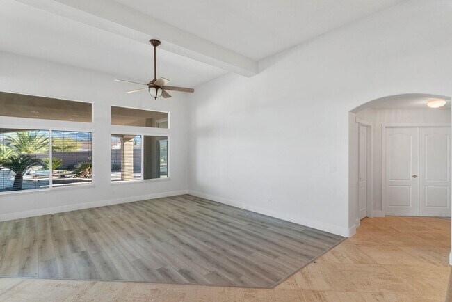 Building Photo - 4 bed, 2.5 bath single-story home in the g...