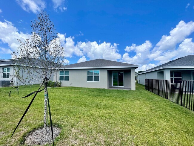 Building Photo - 2951 NE Breezeway Cir
