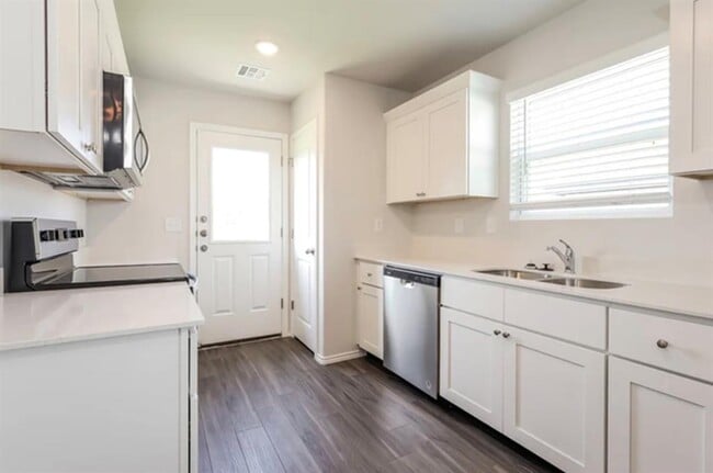 Building Photo - 2003 Malus Wy