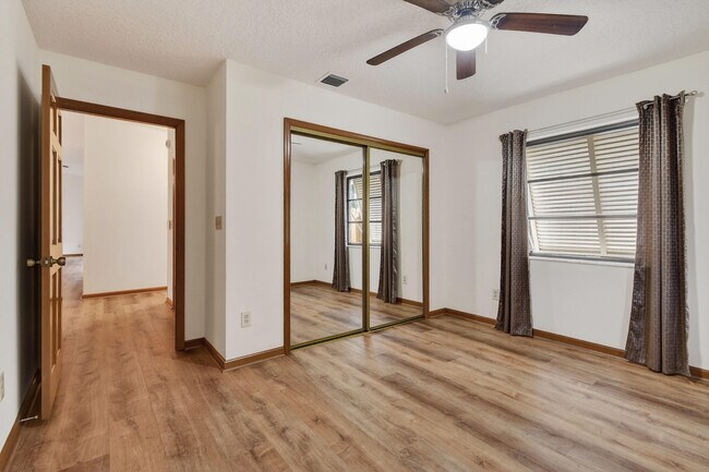 Building Photo - 6016 Pompano St