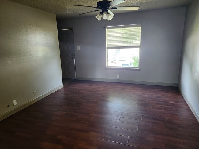 Building Photo - 2B/1B Townhome