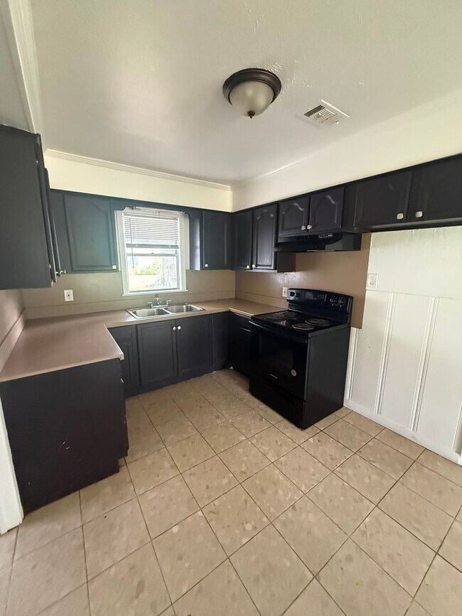 Building Photo - 5720 Shivers Dr