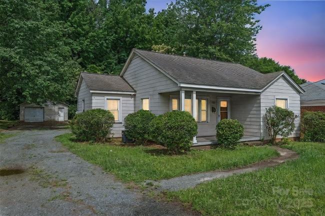 Building Photo - 2722 Eastway Dr