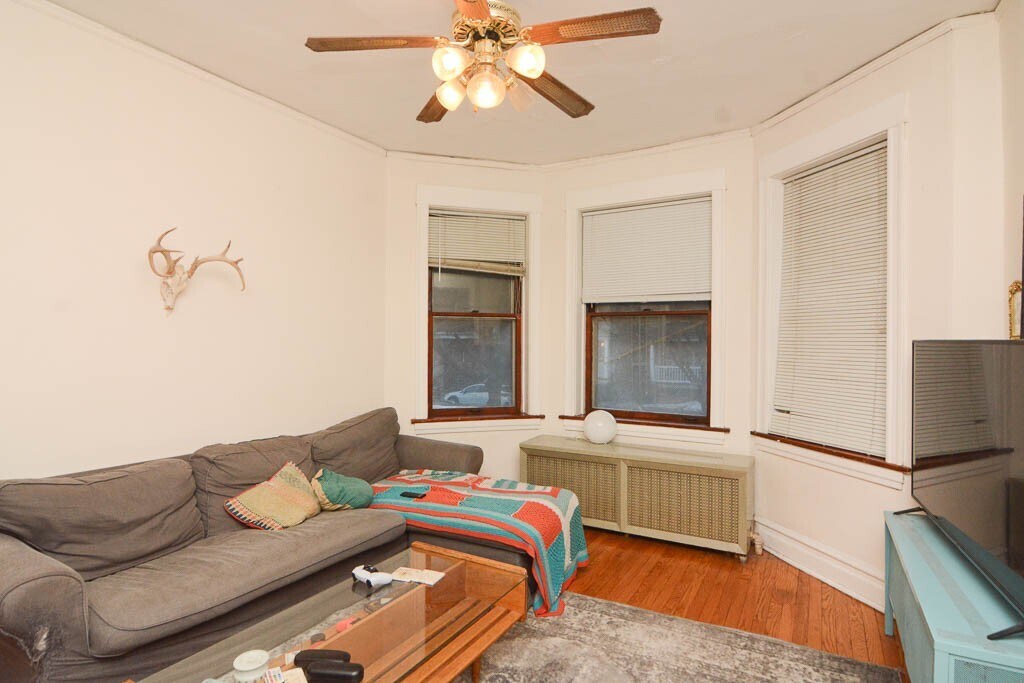 Building Photo - 3821 N Damen Ave