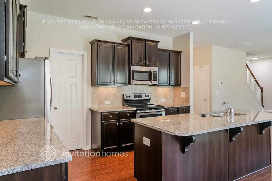 Building Photo - 2112 Longmont Dr