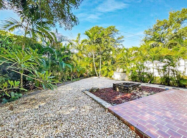 Building Photo - 364 Navarre Dr